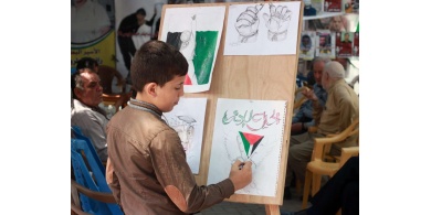 "الفنان الصغير" يرسم للأسرى