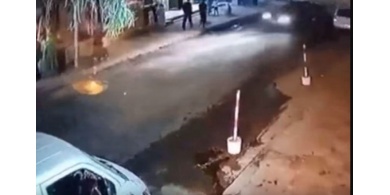 فيديو| طفل في الجزائر يسرق سيارة ليلاً ويدهس المارة ليخلف قتلى وجرحى!