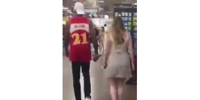 فيديو مستفزّ لشاب يجرّ حبيبته بطوقٍ حول عنقها!