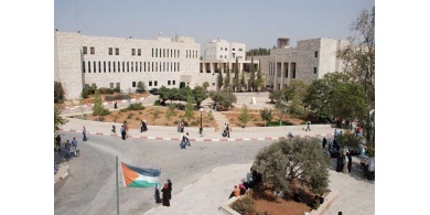 من هو الفلسطيني الذي تبرع بنصف مليون دينار لجامعة فلسطينية؟