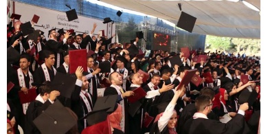حفلات التخرج.. بذخٌ يثقل كاهل الأسَر