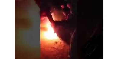 شاب يحرق نفسه في خان يونس