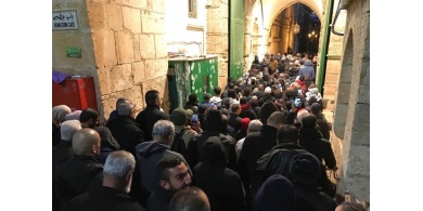 الآلاف يؤدون صلاة الفجر في المسجد الأقصى
