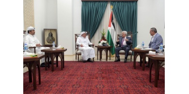 الرئيس عباس يلتقي السفير القطري محمد العمادي في رام الله