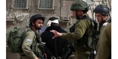 الاحتلال يعتقل 12 شابا خلال تعقيمهم للمرافق العامة بالقدس