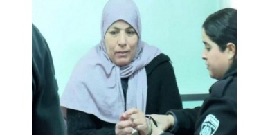 الاحتلال يؤجل الإفراج عن الأسيرة وفاء مهداوي والدة الشهيد أشرف نعالوة