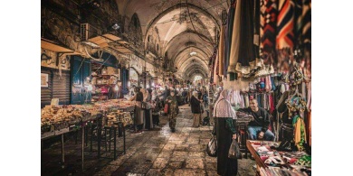 أصحاب المحال التجارية بالقدس: تجارتنا تضرّرت بشكل حاد