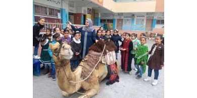 في مدرسة بغزة.. مُعلمة تنفذ درسًا للطلاب بإحضار جمل