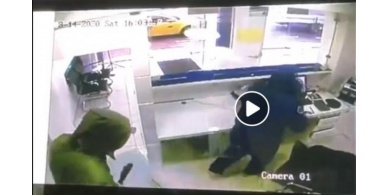 فيديو | الشرطة تؤكد عملية سطو مُسلّح على فرع لإحدى شركات الصرافة في مدينة الخليل