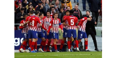 'أتلتيكو مدريد' يخفض رواتب لاعبيه بسبب أزمة كورونا