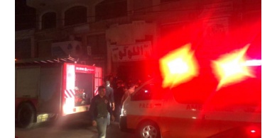 حريق بمجمع تجاري بمنطقة الرمال وسط مدينة غزة