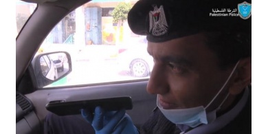 شاهد: شرطي ببيت لحم يقرأ فاتحة خطبته خلال مهامه الوظيفية