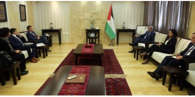 اشتية: إلقاء عامل فلسطيني مشتبه بإصابته في الشارع عمل إجرامي سنتابعه قانونيا