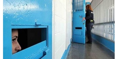 في يوم المرأة العالمي: 43 أسيرة في سجون الاحتلال