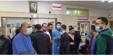 صور...احتجاج لموظفي مستشفى "الأمل" بجنين لتحويله لمركز علاج "كورونا"