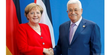 الرئيس عباس يطمئن على صحة ميركل
