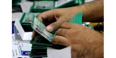 الأجهزة الأمنية تحتجز بطاقات لعمال حاولوا الدخول لأراضي 48 عبر فتحات "الجدار"