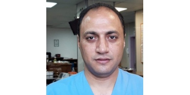 طبيب فلسطيني يُبدي استعداده لعلاج المرضى في منازلهم بدلاً من الحضور للمستشفى