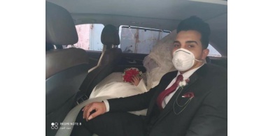 بالصور |عروسان من غزة يستبدلان مصاريف فرحهما بتوزيع مساعدات للعوائل الفقيرة