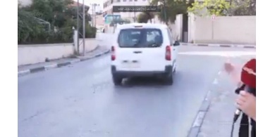 القبض عل سائق مركبة عرض حياة صحفية للخطر