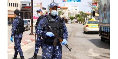 رام الله: الشرطة تغلق 32 محلاً وتحجز 42 مركبة وتوقف 60 شخصاً لعدم التزامهم بتقيد الحركة