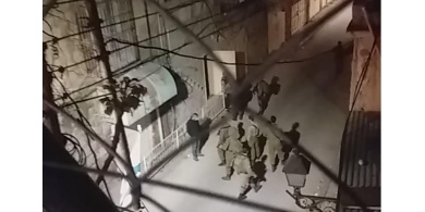 مستوطنون يعتدون على عائلة في الخليل