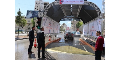 صور وفيديو..افتتاح معبر لتعقيم المركبات في الخليل