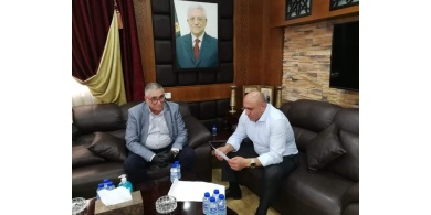 محافظ جنين يشيد بمؤسسة منيب وآنجلا المصري لتقديمها طرود غذائية