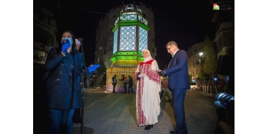 صور...بلدية رام الله تضيء فانوس رمضان ﻿