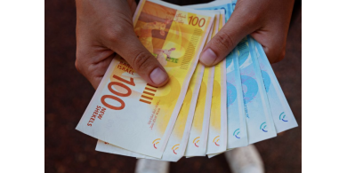 الحكومة ستبدأ بتوزيع 500 شيكل لـ 9504 أسرة فقيرة
