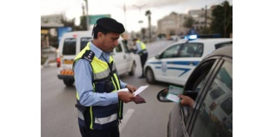 الشرطة تغلق 50 محلا و تضبط 20 مركبة لمخالفتها إجراءات الطوارئ في الخليل