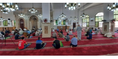 صور: غزة تصلي الجمعة لأول مرة بعد إغلاق استمر 50 يوما بسبب (كورونا)