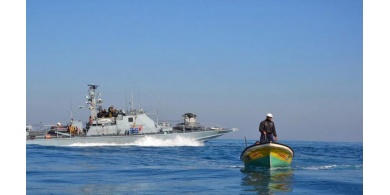 الاحتلال يستهدف مراكب الصيادين في بحر غزة