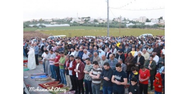 المواطنون أدو صلاة العيد في المساجد في غزة وفي الساحات العامة في الضفة