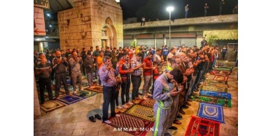 شاهد- بعد اغلاق قرابة ٧٠ يوما- مئات الالاف يصلون الفجر في مساجد الضفة