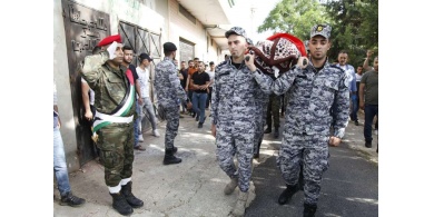 تشييع جثمان شهيد الواجب الوطني النقيب محاميد بموكب عسكري في قرية عانين غرب جنين