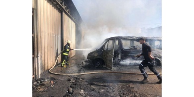 الدفاع المدني يخمد حريق 3 مركبات في برطعة جنوب جنين