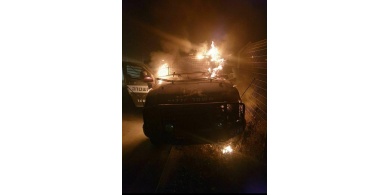 صور وفيديو| شبان يحرقون جيبًا عسكريًا للاحتلال في أبو ديس