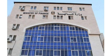 "المالية": البنوك خالفت المعايير المصرفية بغلقها حسابات أسرى