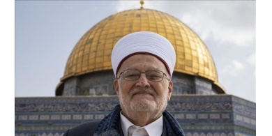 صور..الاحتلال يعتقل الشيخ "عكرمة صبري" بعد اقتحام منزله في القدس
