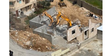 الاحتلال يهدم منزلا جنوب المسجد الأقصى ﻿