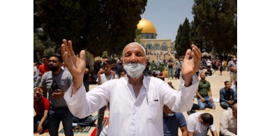 الإفتاء الفلسطينية تُصدر فتوى حول ارتداء الكمامة والقفازات في الصلاة