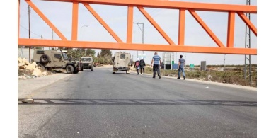 الاحتلال يحاصر قلقيلية ببوابة حديدية على مدخلها الوحيد
