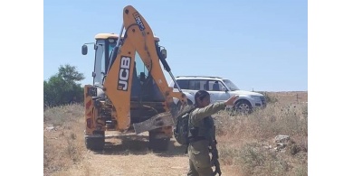 الاحتلال يطلب انزال العلم الفلسطيني عن مجلس بردله في الاغوار ﻿