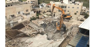 الاحتلال يهدم متاجر قيد الإنشاء في القدس