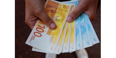 الكشف عن موعد صرف 500 شيكل من "وقفة عز" لـ 18 ألف عائلة