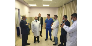 اشتية يعود المرضى في مجمع فلسطين الطبي ويطلع على عمل الأقسام