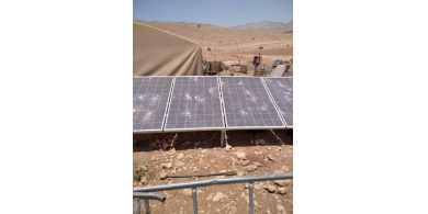 مستوطنون يحطمون ألواح طاقة شمسية ومحتويات مساكن جنوب نابلس