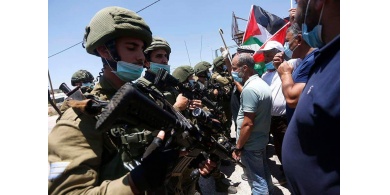الاحتلال يمنع الفلسطينيين من الوصول لاراضيهم المهددة