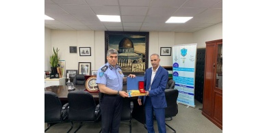 اللواء حازم عطالله يمنح جائزة الشرطة للتميز للعقيد ابراهيم طومار نائب مدير شرطة جنين